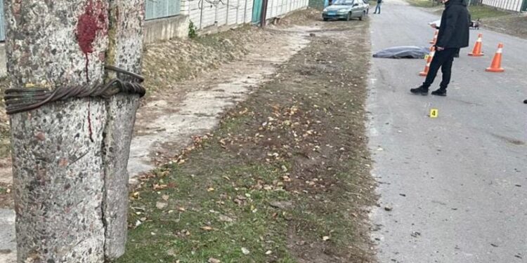 На Шепетівщині мотоцикліст влетів в електроопору та загинув, його пасажир в реанімації —Хмельнитчина