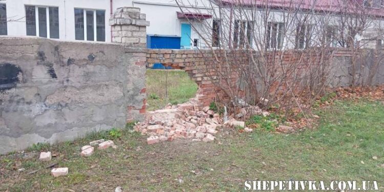 Невідомі пошкодили паркан біля інфекційного відділення славутської лікарні —Хмельнитчина