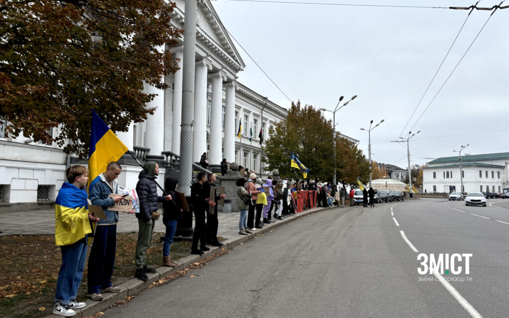 Полтавці вимагають повернення полонених біля міської ради