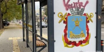 Поліцейські встановили неповнолітніх правопорушників які розбили скляний павільйон зупинки громадського транспорту » Миколаївський Оглядач