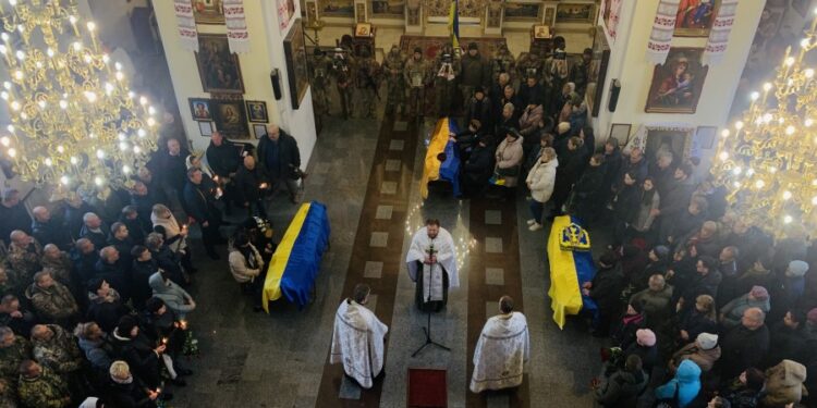 Прощання у Свято-Успенському соборі: на щиті троє воїнів