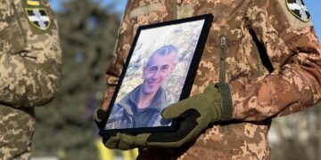 Рівне провело в останню дорогу військовослужбовця Олега Зварича, який загинув в боротьбі за Україну