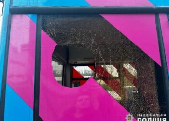 Розбив скло у тролейбусі: у Миколаєві поліцейські встановлюють причетного до скоєння злочину та розшукують свідків події » Миколаївський Оглядач
