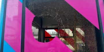 Розбив скло у тролейбусі: у Миколаєві поліцейські встановлюють причетного до скоєння злочину та розшукують свідків події » Миколаївський Оглядач