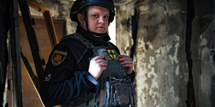 Станіслав Царегородцев працює слідчим в Оріхові в Запорізькій області – малює портрети зловмисників, яких розшукують | Новости Запорожья