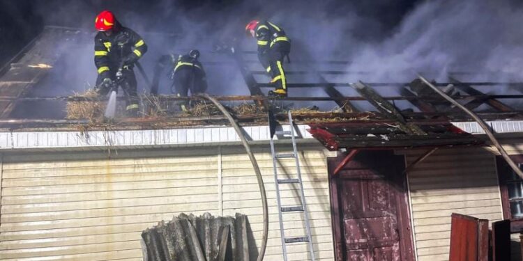 У Шепетівському районі рятувальники ліквідували пожежу житлового будинку —Хмельнитчина