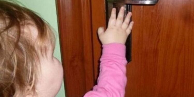 У Тернополі 3-річна дитина закрилася у квартирі – ДСНС