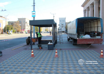 У Запоріжжі біля обласної філармонії встановлюють зупиночний комплекс – подробиці | Новости Запорожья