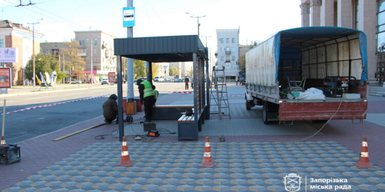 У Запоріжжі біля обласної філармонії встановлюють зупиночний комплекс – подробиці  | Новости Запорожья
