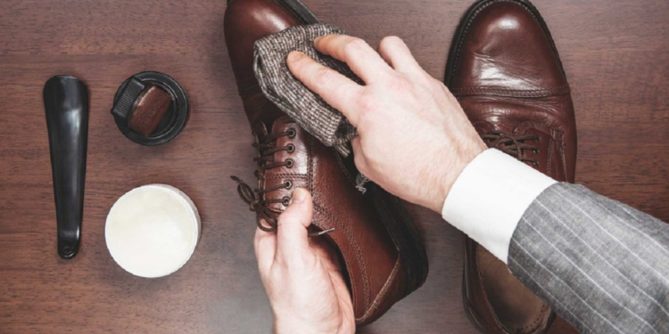 У Запоріжжі відбувся майстер-клас із догляду за взуттям – які поради давали відвідувачам | Новости Запорожья