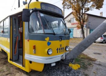 В Миколаєві трамвай зійшов з рейок і повалив стовп » Миколаївський Оглядач