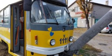 В Миколаєві трамвай зійшов з рейок і повалив стовп » Миколаївський Оглядач