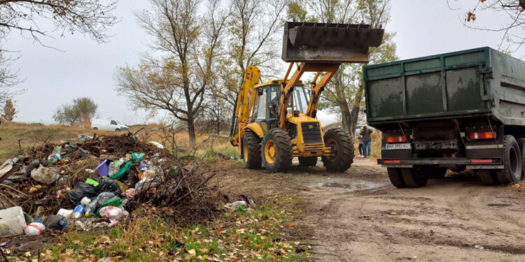В одному з урочищ Запоріжжя прибрали купу сміття – деталі | Новости Запорожья