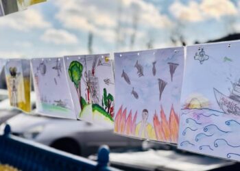 Війна очима дітей: у центрі Золотоноші розвісили 1000 малюнків школярів