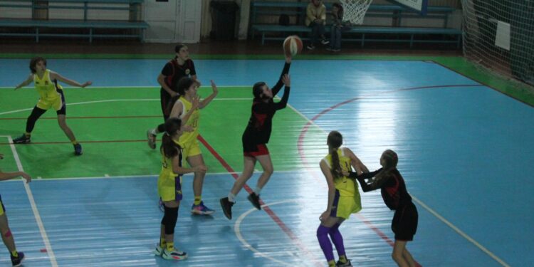 ВЮБЛ серед дівчат 2011 року: Збірна Харківської області-ХАІ виграла три матчі в Івано-Франківську – Федерація баскетболу України