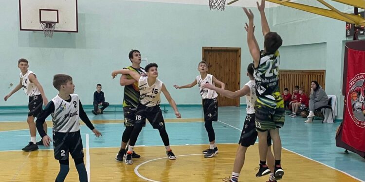 ВЮБЛ серед юнаків 2011 року: ДЮСШ-1 та КДЮСШ-1 виграли тури у Рівному і Черкасах – Федерація баскетболу України