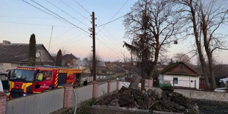 Загорівся димар – на Кременеччині ледве не згорів будинок
