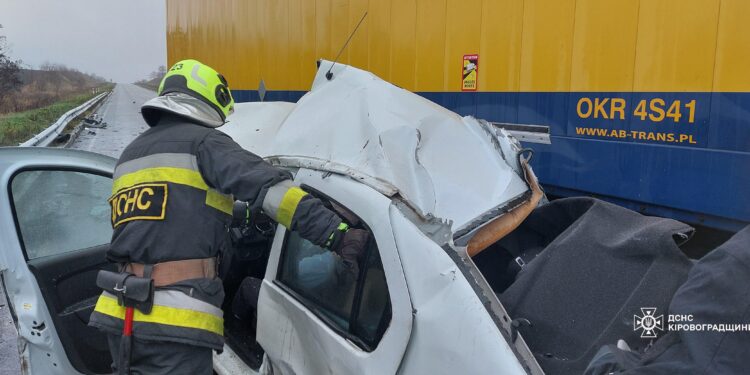 На трасі у Кіровоградській області зіткнулися легковик та вантажівка. Загинула жінка – ДОПОВНЕНО