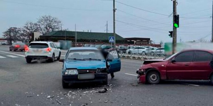 Daewoo Sens і ВАЗ зіткнулись у аварії в Кропивницькому