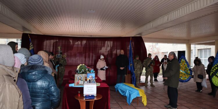 У Новоукраїнці попрощалися з загиблим захисником Олегом Ткачем