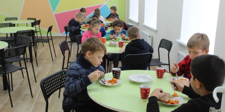 Безкоштовне харчування у школах продовжать у 2025 році