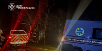 Біля Тернополя в болоті застрягло авто швидкої