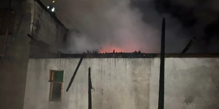 Був повністю у вогні: на Прикарпатті горів житловий будинок (ФОТОФАКТ)