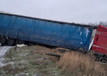 Поблизу Кропивницького вантажівка злетіла в кювет