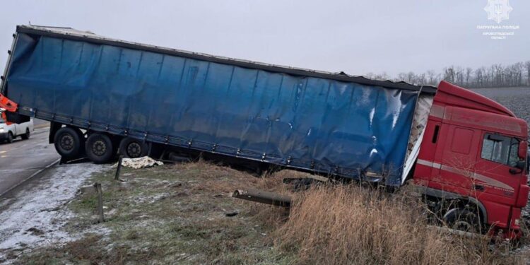 Поблизу Кропивницького вантажівка злетіла в кювет