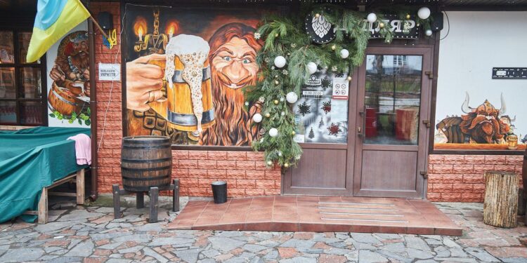 Як бізнес у Кропивницькому створює новорічний настрій, прикрашаючи місто – ФОТОРЕПОРТАЖ