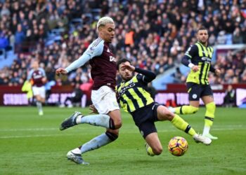 Даже «Астон Вилла» не под силу! «Манчестер Сити» снова проиграл в АПЛ