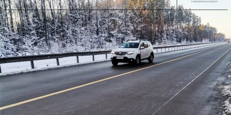 Дороги державного значення на Житомирщині посипали протиожеледними засобами | Журнал Житомира