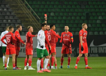 «Карпати» розгромили «Верес» та зіпсували ювілейний матч Олега Шандрука в УПЛ