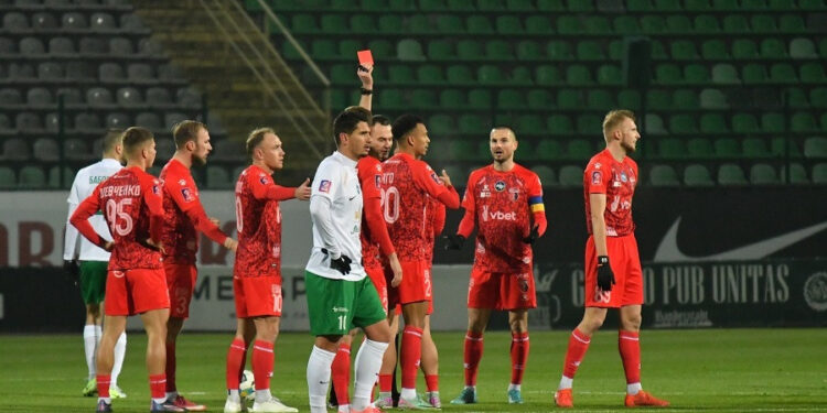 «Карпати» розгромили «Верес» та зіпсували ювілейний матч Олега Шандрука в УПЛ