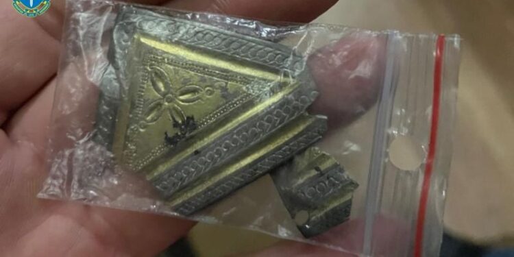 На інтернет-аукціоні намагались продати срібну накладку епохи Великого переселення народів 425-450 рр. —Хмельнитчина