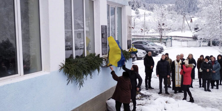 На Прикарпатті відкрили меморіальну дошку на честь полеглого захисника Руслана Зузяка (ФОТО)