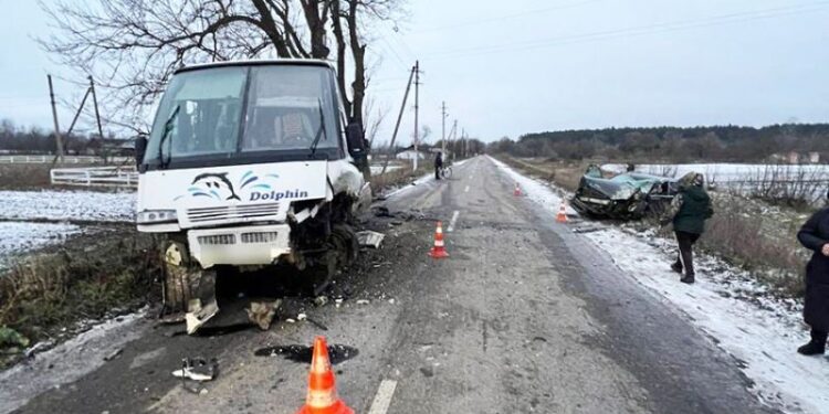 На Шепетівщині маршрутний автобус зіткнувся з легковим авто —Хмельнитчина