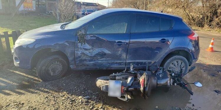 На Шепетівщині підлітки на мотоциклі влетіли у авто, пасажир у лікарні —Хмельнитчина