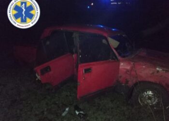 На Золотоніщині авто злетіло в кювет: одного із учасників ДТП госпіталізували