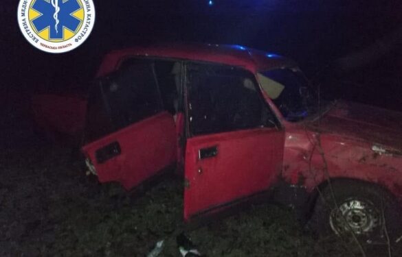 На Золотоніщині авто злетіло в кювет: одного із учасників ДТП госпіталізували 