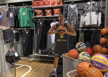 Офіційні м’ячі від ФБУ та Spalding можна придбати в магазинах Intersport – Федерація баскетболу України