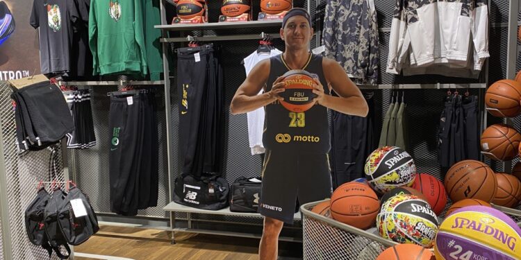 Офіційні м’ячі від ФБУ та Spalding можна придбати в магазинах Intersport – Федерація баскетболу України