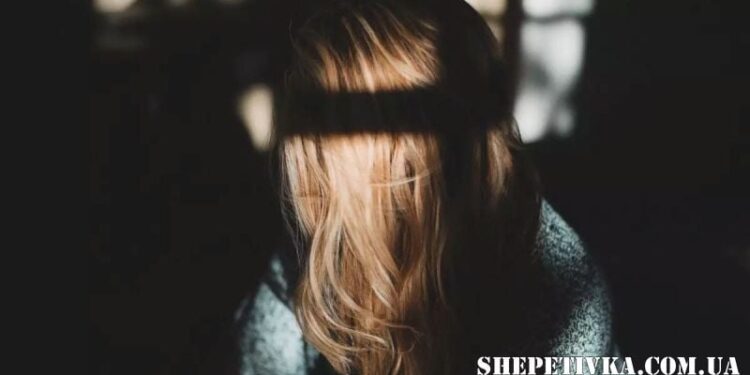 Рецидивіст у день звільнення з тюрми зґвалтував і незаконно утримував 17-річну студентку —Хмельнитчина