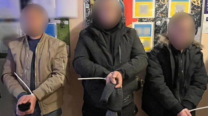 Рухались у бік Румунії: прикордонники затримали групу чоловіків, серед яких є прикарпатець (ВІДЕО)