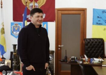 «Символ єдності»: миколаївські пластуни передали Віталію Кіму Вифлеємський вогонь миру » Миколаївський Оглядач