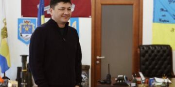 «Символ єдності»: миколаївські пластуни передали Віталію Кіму Вифлеємський вогонь миру » Миколаївський Оглядач