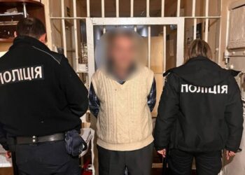 У Черкаському районі чоловік, який потрапив у ДТП, хотів попросити допомоги, а отримав удар ножем