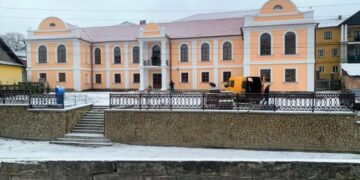 У Кременці частково відреставрували фасад школи мистецтв