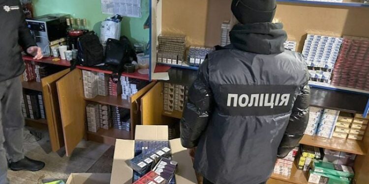 У мешканця Шепетівщини вилучили понад 10 тисяч пачок цигарок, 300 л алкоголю та автомат —Хмельнитчина