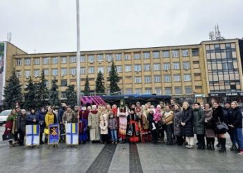 У Миколаєві колядники разом із військовим оркестром на тролейбусі вітали містян зі святом Різдва » Миколаївський Оглядач